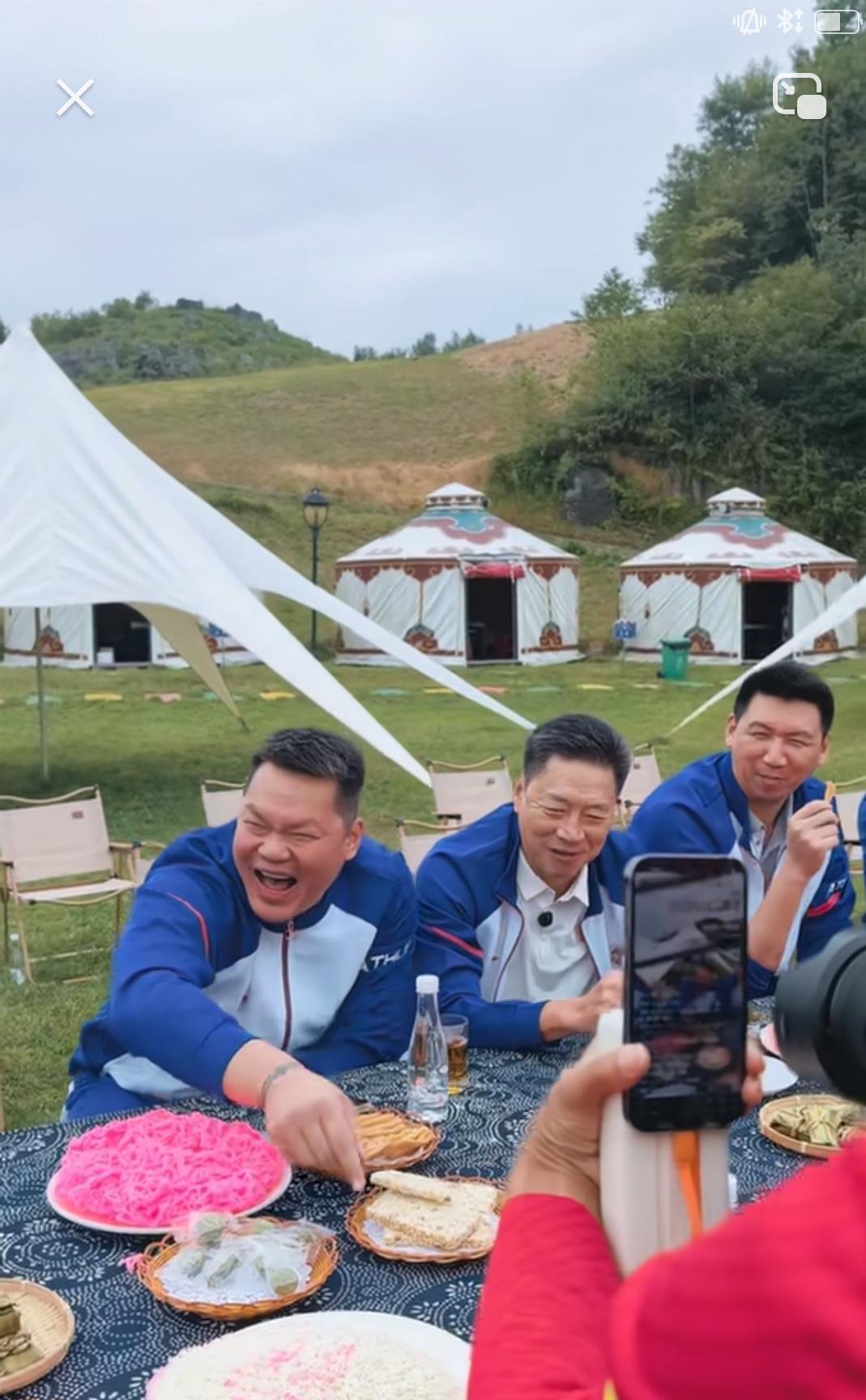 朱芳雨卸任宏远总经理后，跟恩师李春江一块去了贵州石阡，不是搞什么商业活动，是实打实去基层篮球赛当“劳