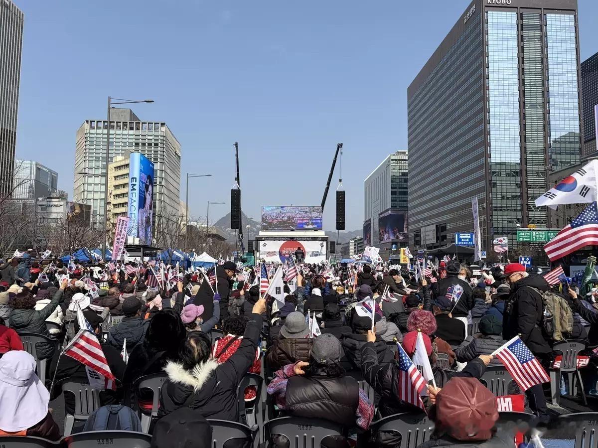 2月21日周六，韩国首尔市中心举办了前总统尹锡悦一审获刑后的首个周末集会，保守派