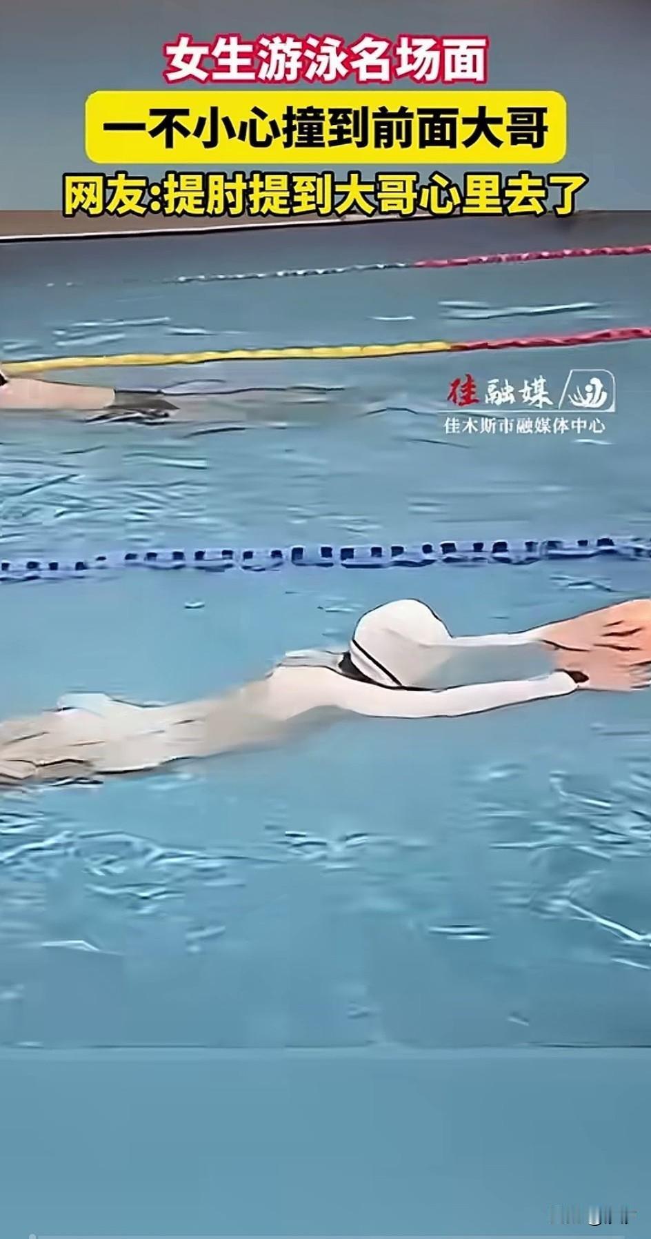 一位穿着白色游泳服的小姐姐，在游泳池里面练习游泳，手里面还拿着游泳板，她将