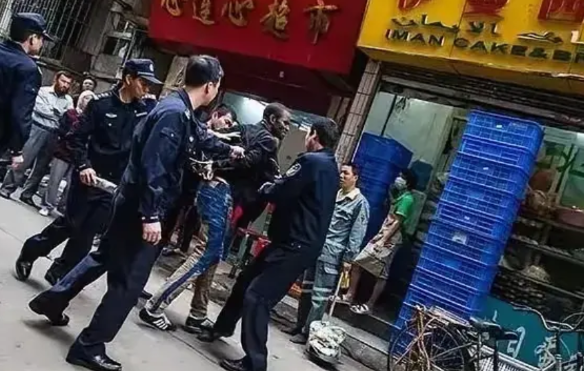 市民拍手叫好！广州全面清理三非黑人近日，广州展开对外国人非法入境非法居留非法