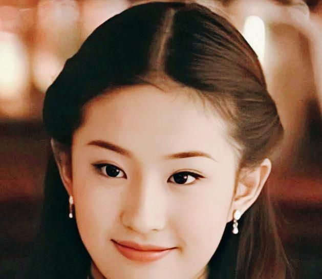 1913年，张恨水不情不愿地去看母亲为他选的新娘，结果看到新娘漂亮文静，张恨水很