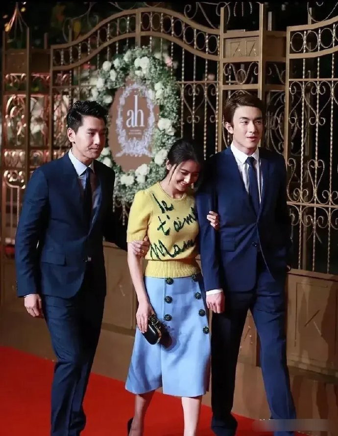 林更新不尴尬，尴尬的就是赵又廷……​​​[滑稽笑]​​​​