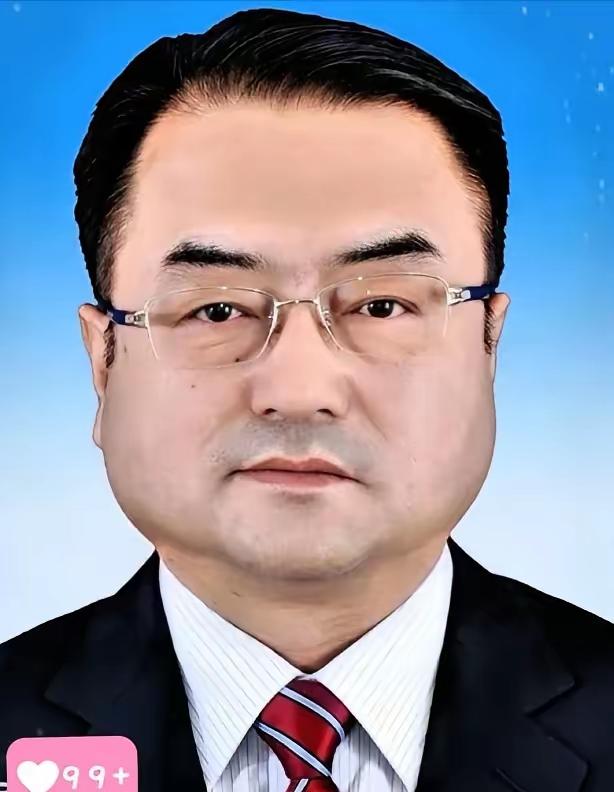 今儿刷到一则通报，看完当下就乐了，心里却满是感慨。五十九岁的正厅级干部，名叫马