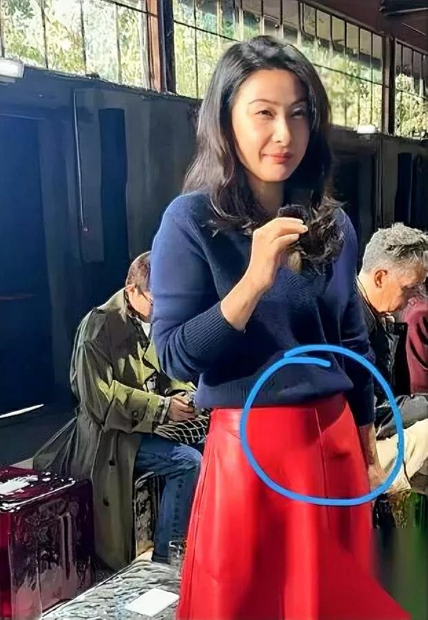 郭晶晶造型又引热议？细看红裙鼓包太抢镜！出席活动时，郭晶晶穿了条红色皮裙