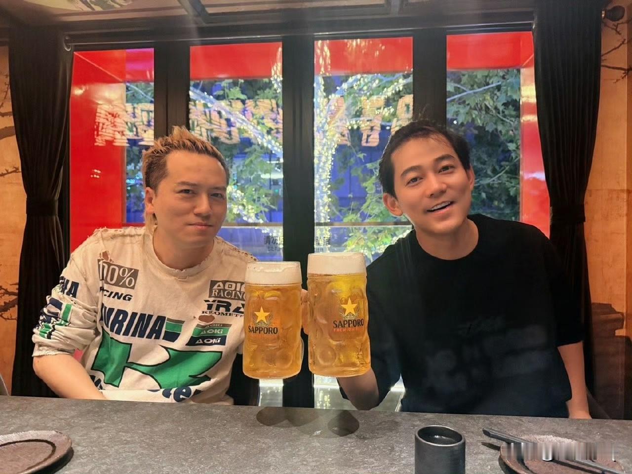毕竟是步入40行列了，苏醒的发际线有后移的迹象了，不过还好没有秃顶。