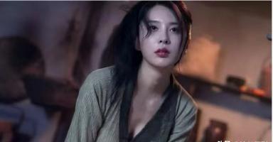 古时，女子回娘家，路遇大雨躲进寺庙。一个俊俏小和尚接待她，小和尚见她衣服淋湿就请