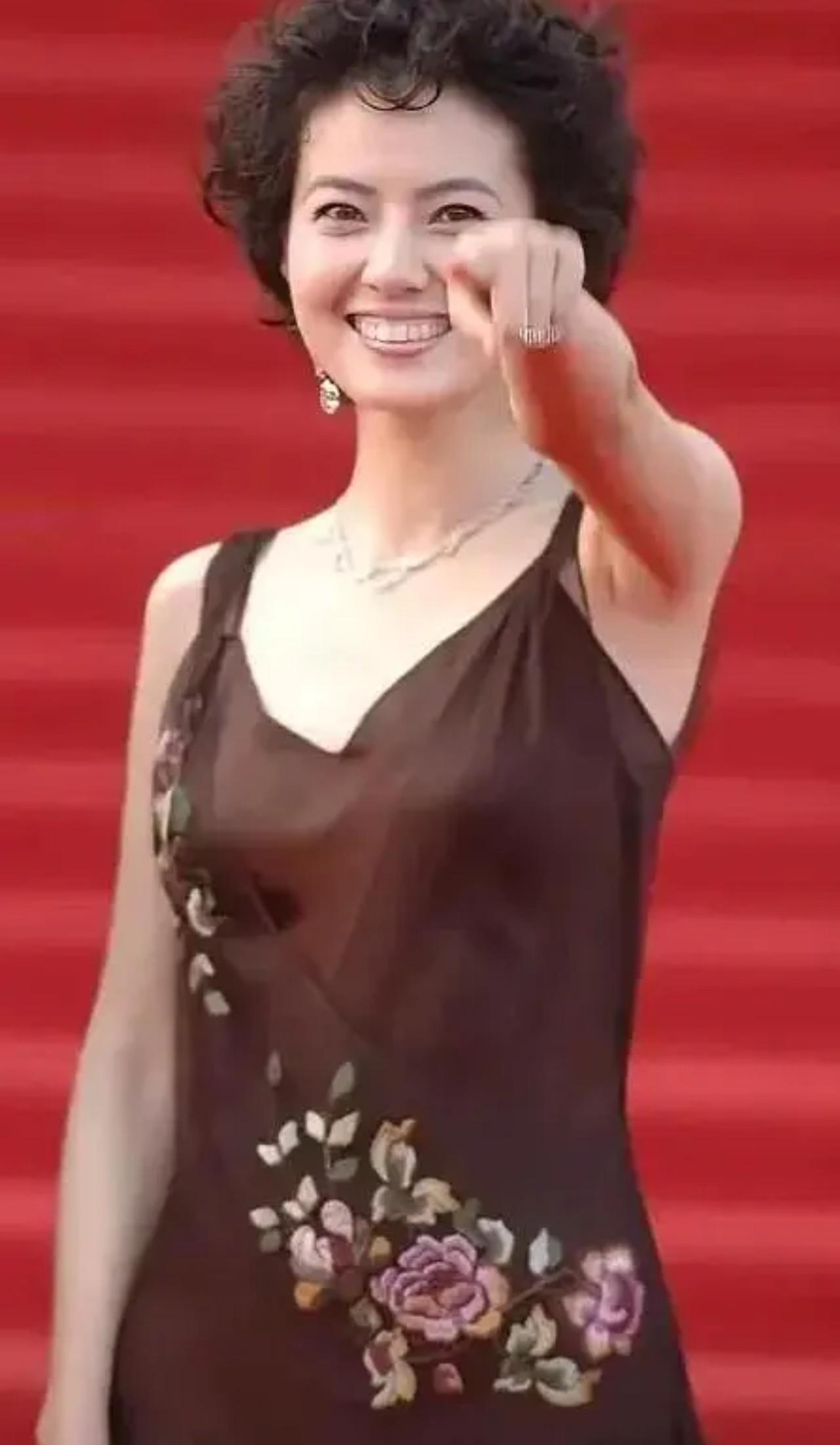 第一次见到高圆圆这样的造型，看来短发烫发真的不能轻易尝试，大美女都驾驭不了，再搭