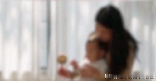 广西一名男子车祸离世后，家中二老筹备后事，依照本地习俗，打算让孙子亲手捧起父亲骨