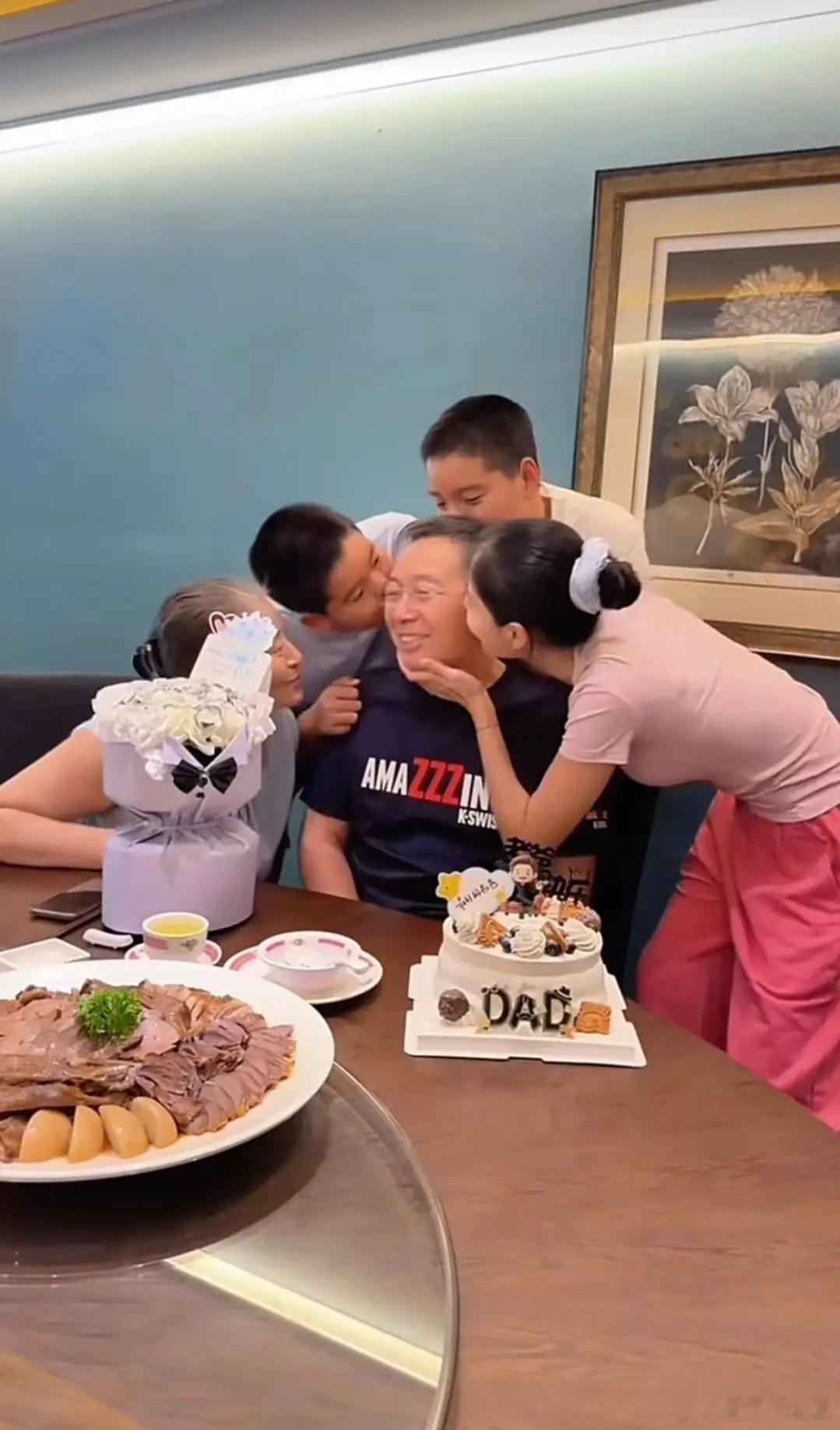 王媛可为老公王雨庆生，双胞胎儿子长得壮实，一家子看起来好幸福！