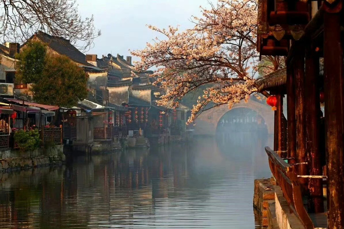 白墙墨顶，舟影波光，在薄雾的晕染下，浙江·西塘恰如一幅淡彩的宣纸画。​​​​