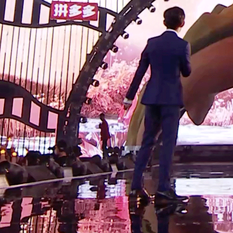 第一次见动图，怎么会有人还在台上就互相打招呼（指对面那位）