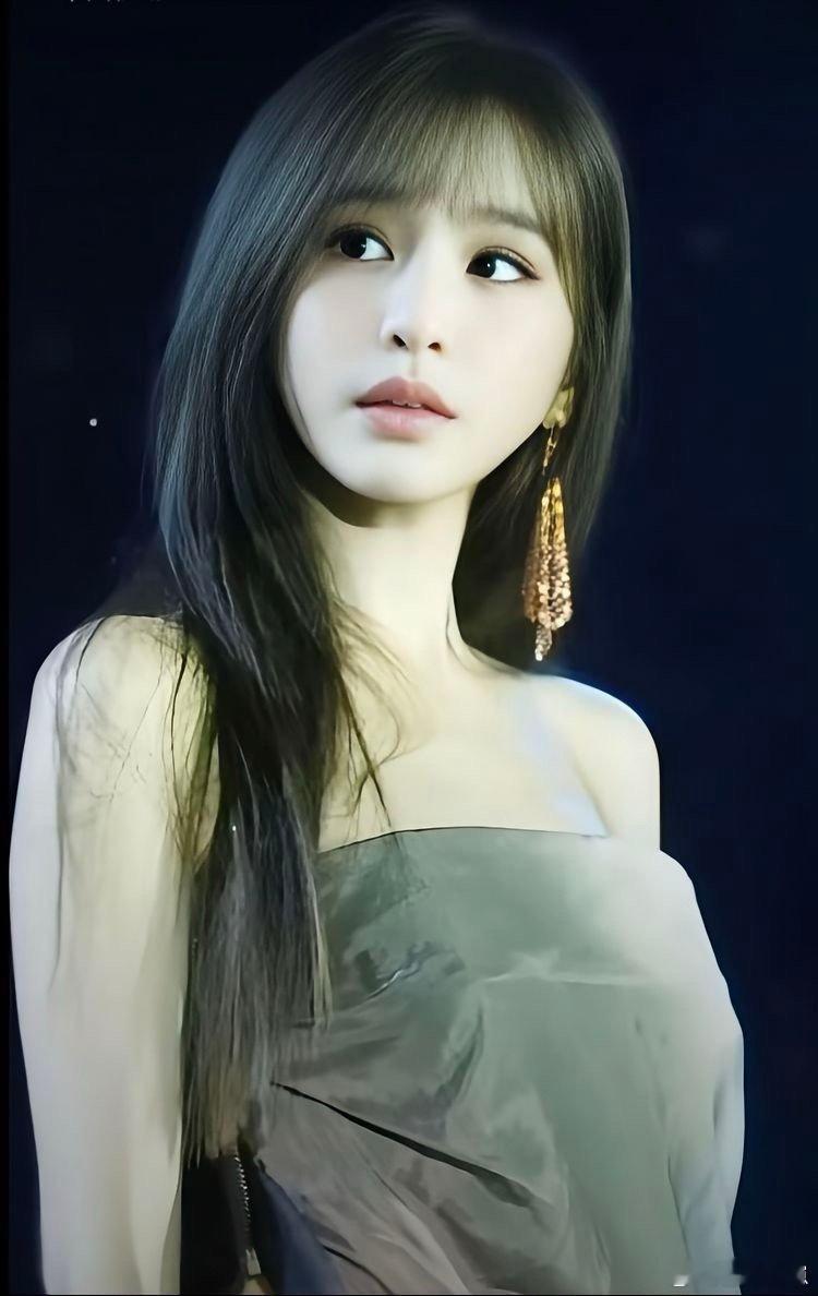 王心凌轻松拿捏甜美风粉色公主裙娇俏，花仙子造型灵动，甜心教主的甜美感从不是刻意