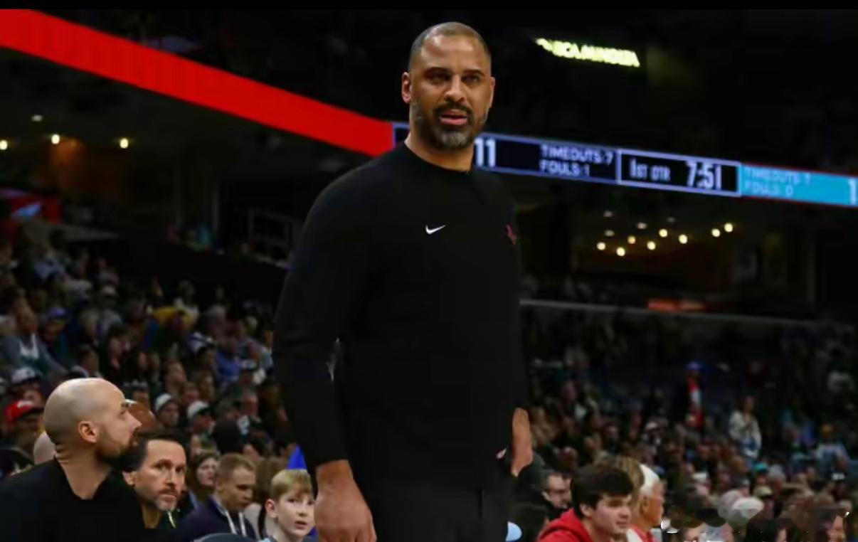 哈登多亏没加盟火箭队这要是加盟火箭估计就的背锅了！乌度卡赛后表示，他非常不满球队