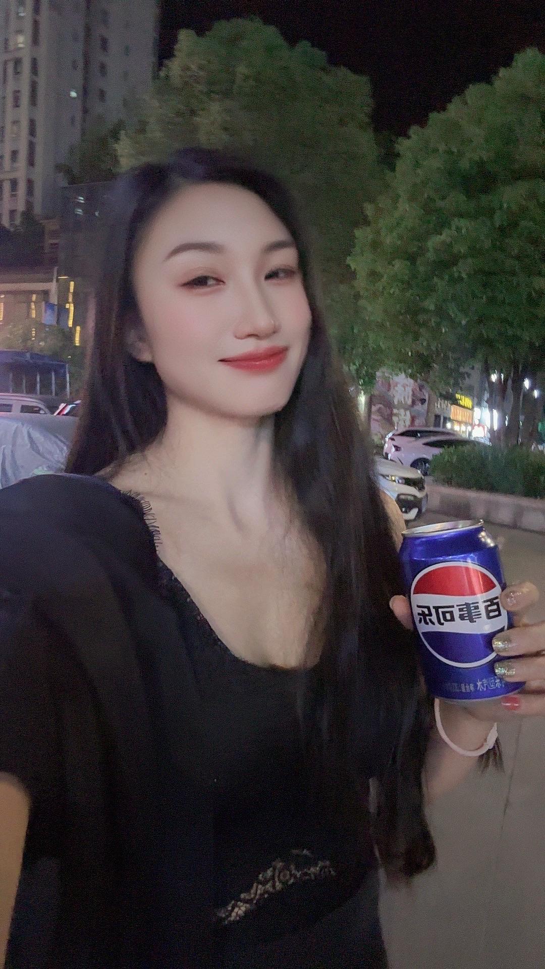 我不适合当小三容易相信爱情还不好意思花男人钱还容易倒贴😂夜景配美女夜晚甜