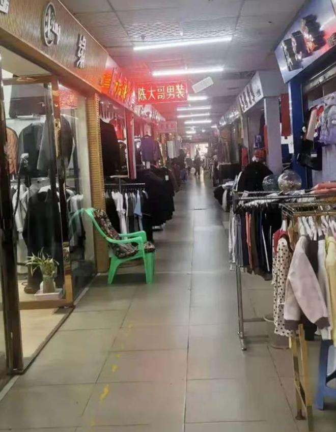 为什么唯独在我国，电商彻底干趴了实体店？这么说吧，同样的东西，网上卖300，实体
