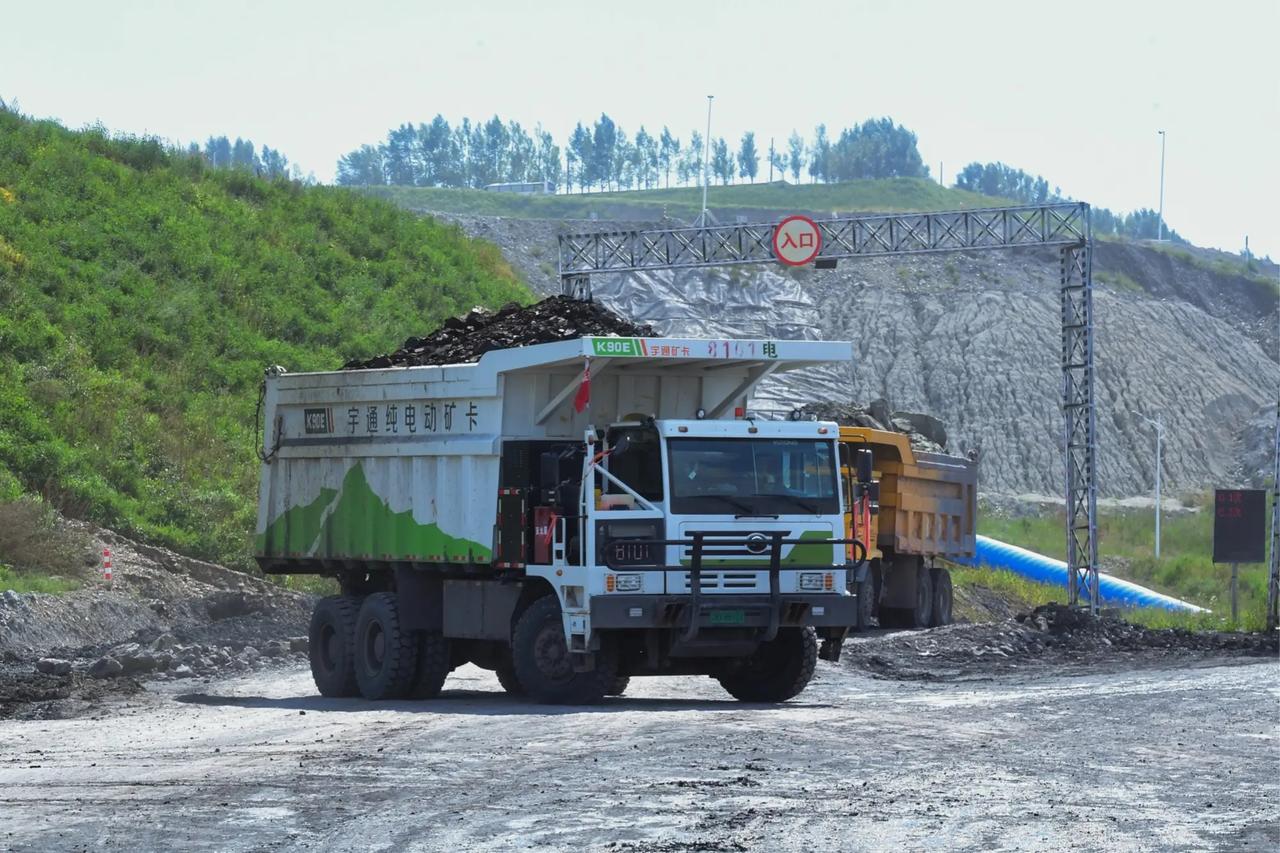 为什么大型矿山都换成电动卡车了？因为一辆90吨的卡车来回拉货，忙活一整天，最后消