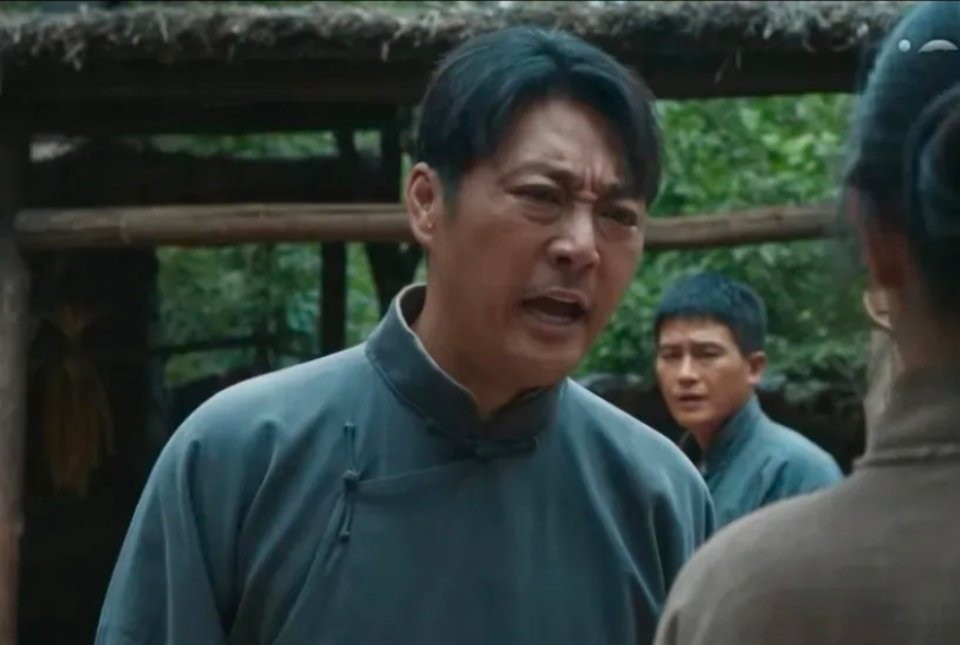 在《生万物》里，苏苏回家劝说嫂子开仓放粮，觉得给灾民一口吃的，就能救他们一命，可