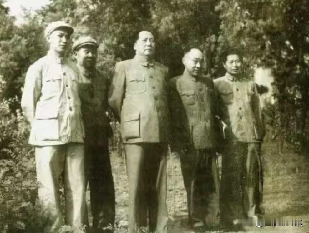 1953年12月27日，毛泽东主席率领宪法起草小组抵达杭州，住进西湖边的刘庄一号