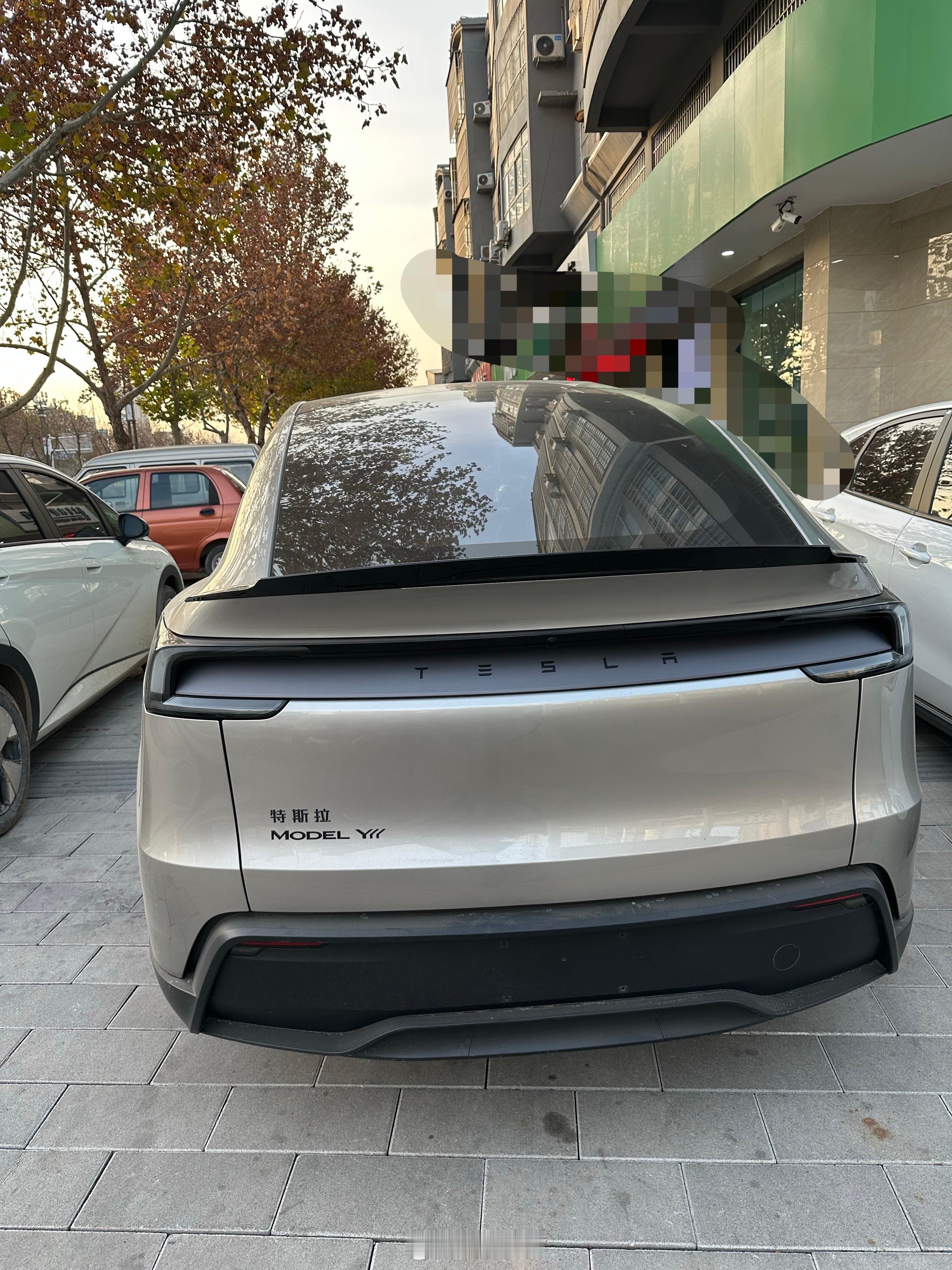 上网久了，感觉都买得起好车一样一个残酷的事实，在现实社会，用苹果手机，开特斯拉汽