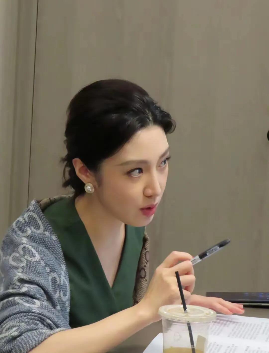 这一位女主持人好像有点不好惹，但她的气质是真好，比周涛和李红都要好一些。她五官最