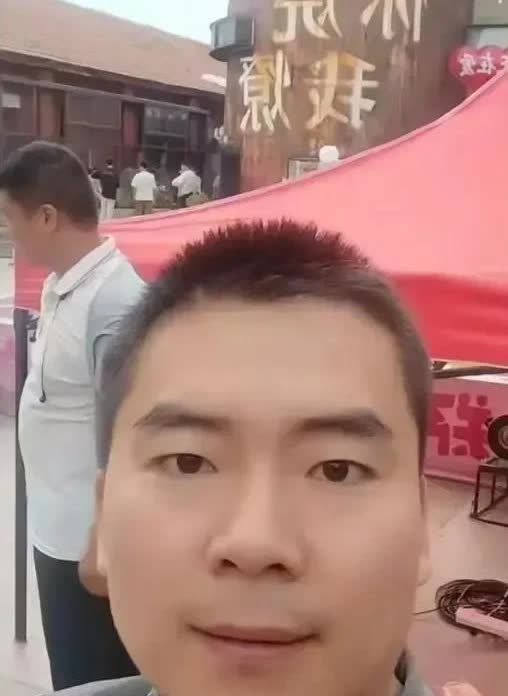 南京红姐露真容，38岁不年轻！红姐不是六十多岁，实际年龄才38，妥妥的中年男