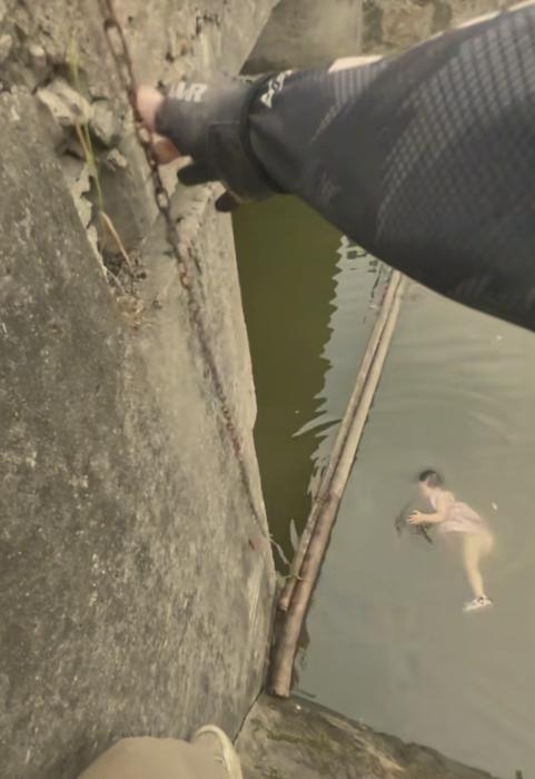 上央视新闻了！浙江慈溪，一钓鱼佬回家途中，意外瞥见水面漂着个穿尿不湿的孩子。起初