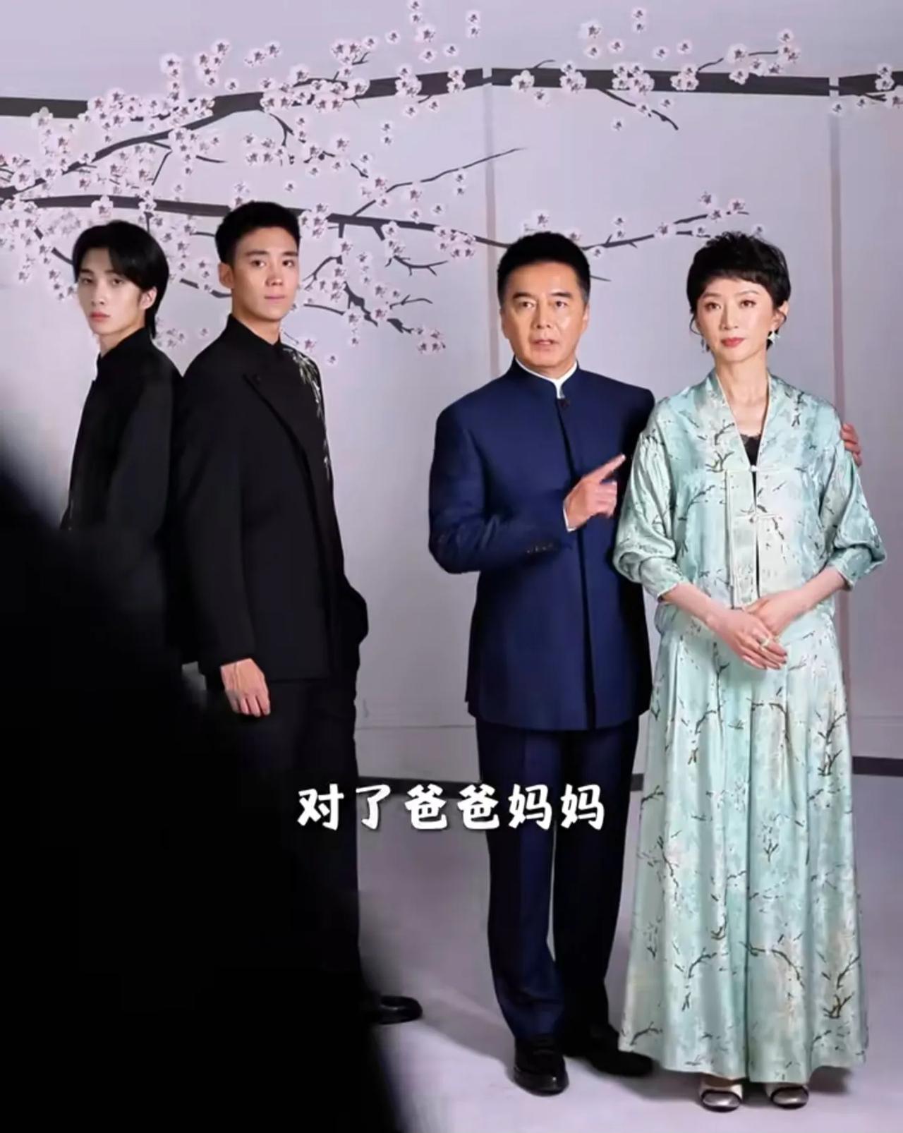 许亚军老婆晒出了一家四口最新全家福照片，一家子都是高颜值！两个儿子一个比一个帅，