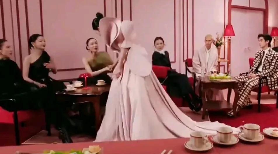 原来娱乐圈就是这么现实！倪妮、辛芷蕾、宋佳在张雨绮没有进来之前，聊的不亦乐乎，