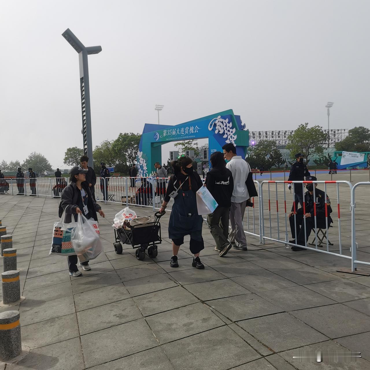 提个醒，今天晚上（5月16日），大连第35届赏槐会开幕式，晚上在大连东港商务区音
