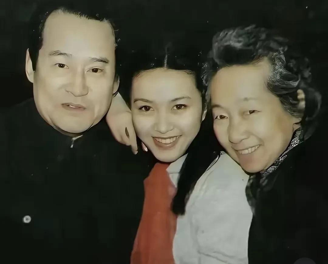 照片中的这三位，六十年前(1965年)曾在一部经典革命传统影片中有过精彩合作。其