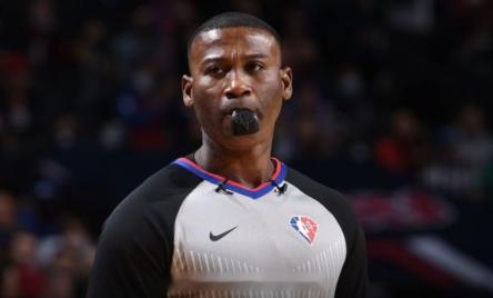 驱逐艾顿的裁判是詹姆斯-威廉姆斯，前几天曾被布克点名狂喷申京持球准备进攻，艾顿在