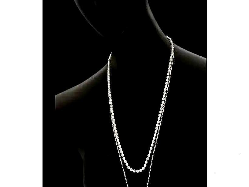 香奈儿递给王一博的，根本不是代言合同，是一张审美保险单。一件菱格纹戒指，戴