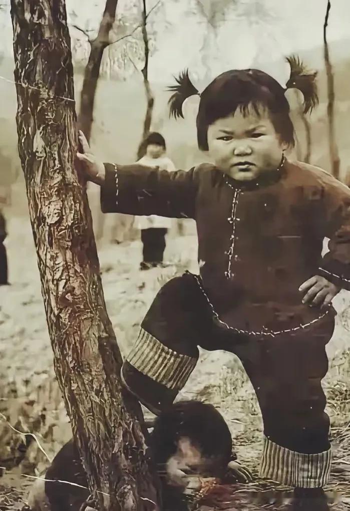 参加朋友的婚礼，结婚仪式上放了下面这张老照片。照片上掐着腰的是现在的新娘，她脚下