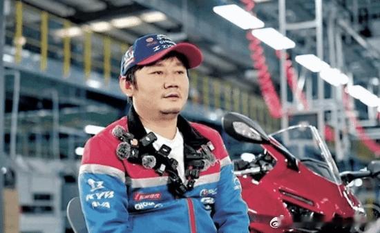 网友吐槽张雪机车业务员太狂了，张雪：提供证据、奖励1万今日，一位云南的网友在张雪