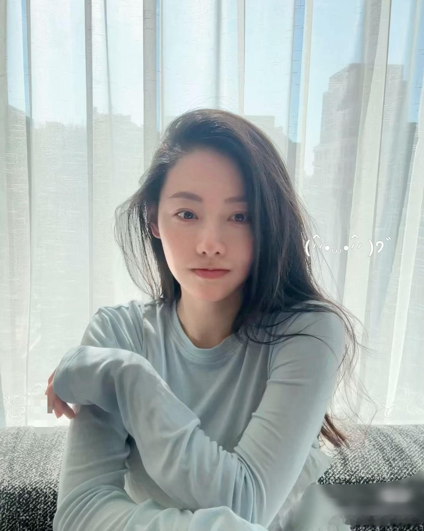 这居然是张嘉倪，画淡妆都没认出来