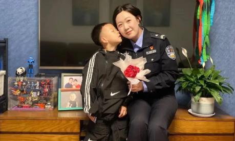 贵州女民警每月赚几千元，直到2016年，哥哥和弟弟接连离世，留下7个小孩，她全部