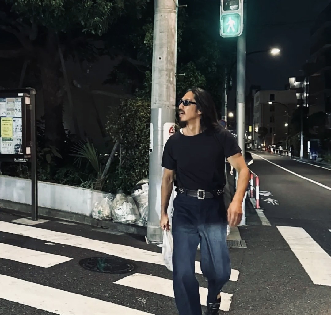近日有网友偶遇林志玲老公黑泽良平晚上出现在街头，他一头长发未加打理，胡茬凌乱未刮