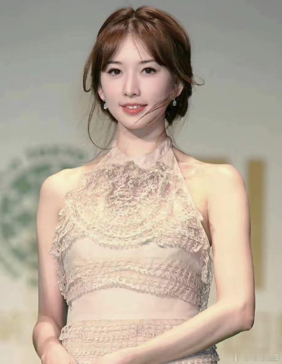 主持人问林志玲：“你孩子4岁多了，不打算出来演戏吗？”林志玲说：“不了，我这次来