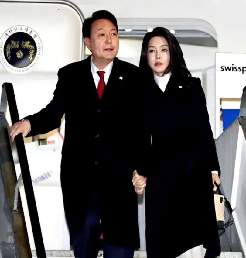 尹锡悦夫妇，应该是韩国历史上最奇葩的一对总统夫妇。痴迷于出国访问，担任总统一