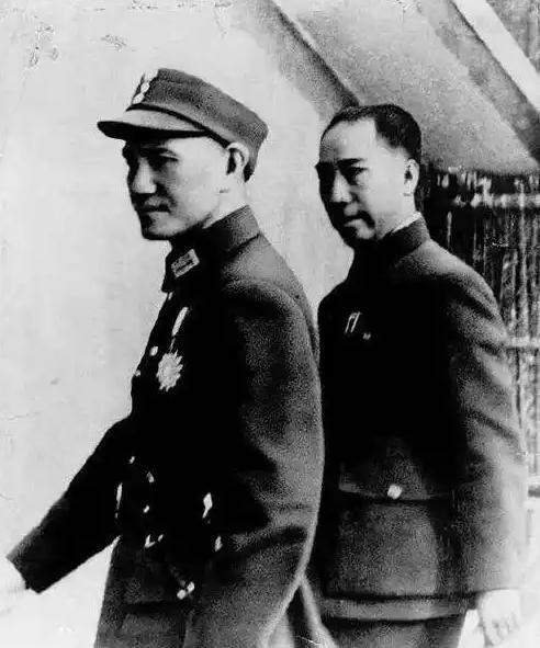 戴笠和何应钦，谁更厉害？1943年的冬天，重庆夜色笼罩下，一场政治风暴正悄然
