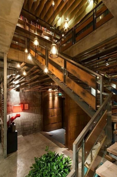 男子跟朋友聚餐，喝了一斤半白酒和4瓶啤酒，下楼时不慎踩空摔到后脑，抢救无效离世。