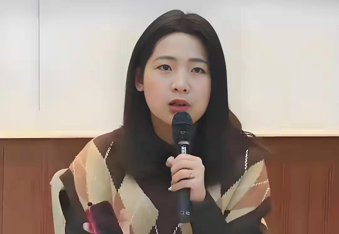 徐巧芯摊牌了，徐巧芯在4月27日的立法院协商中，抛出了约8000亿新台币的军购特