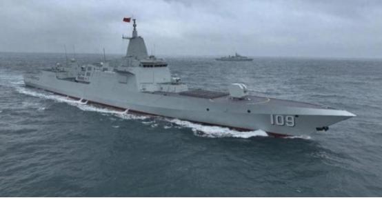 美军华盛顿号航母硬闯南海撑腰，转头就撞上解放军10艘055万吨大驱集体亮