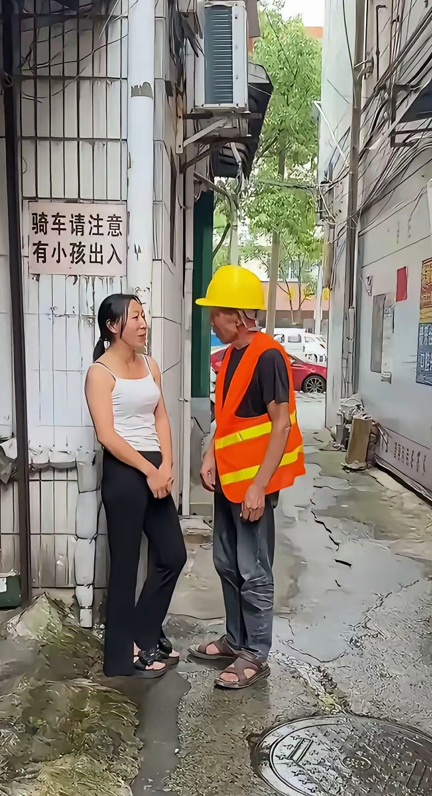 我都奇怪了，每次路过都见这女的在这里每次也都有人跟他说话，也不知道说什么