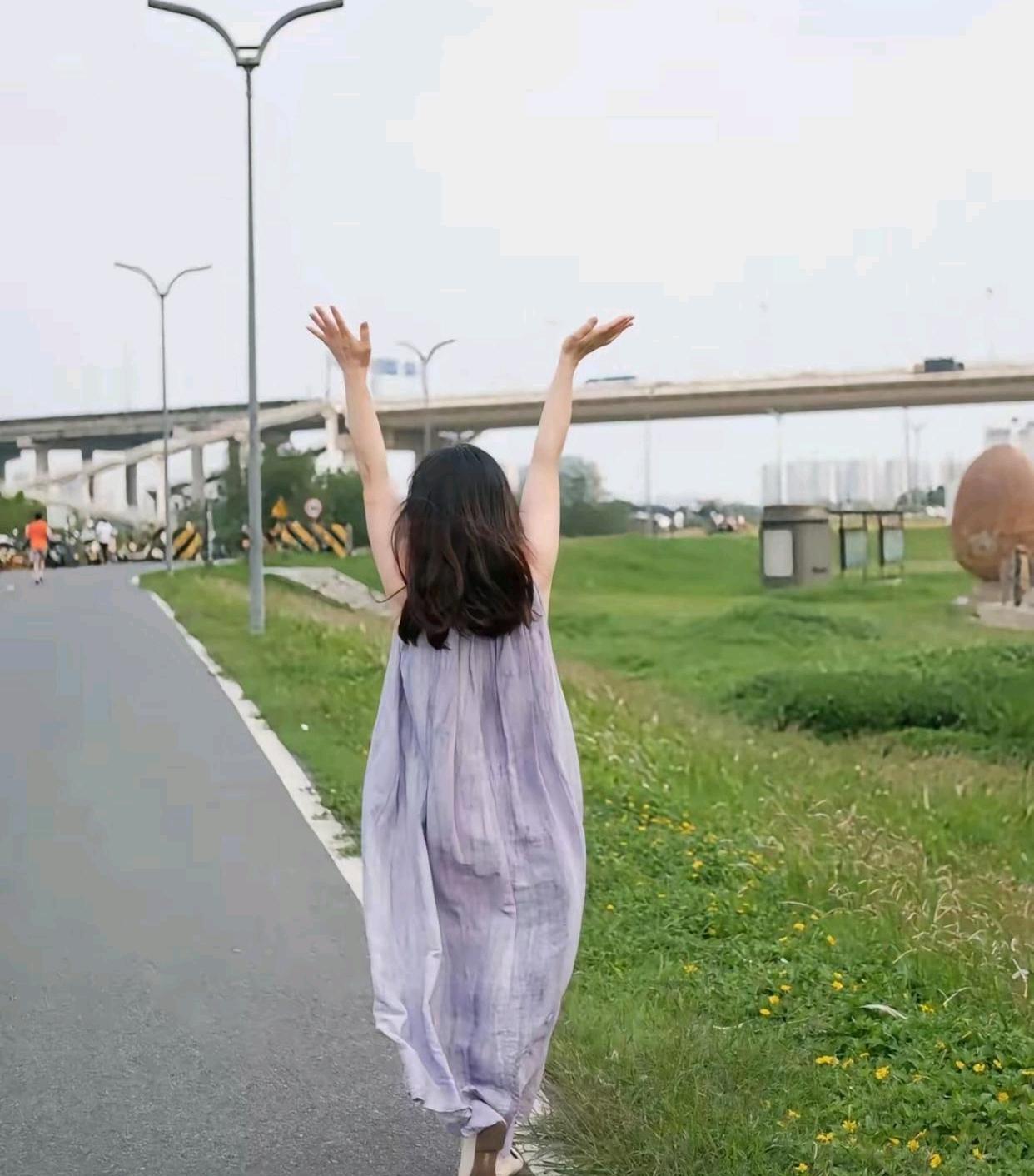 女孩太精明了。婚前婆家给了16万的彩礼，自家添了8万的嫁妆。24万女孩没想着存银