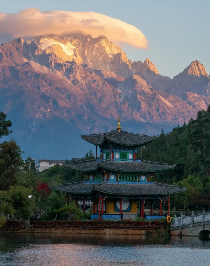 古建与雪山日照金山，超美的黑龙潭公园