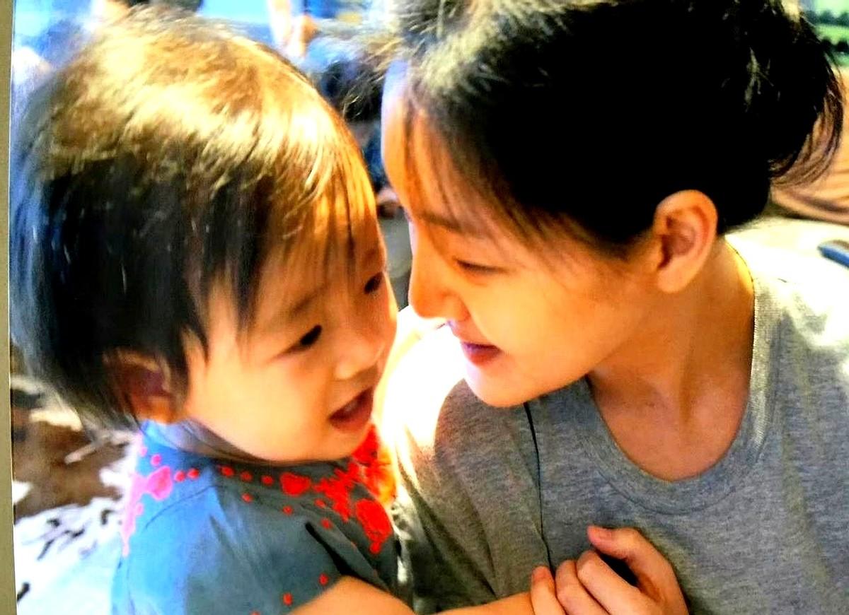 孩子的世界，原来这么直接。大S女儿一句“爹有新儿子了，肯定受冷落了”，像针一
