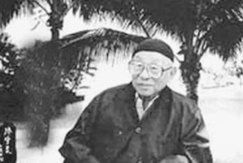 九十岁刚被解禁的张学良，面对蜂拥而来的镜头，忽然甩出一句：“我这辈子只服三个人！