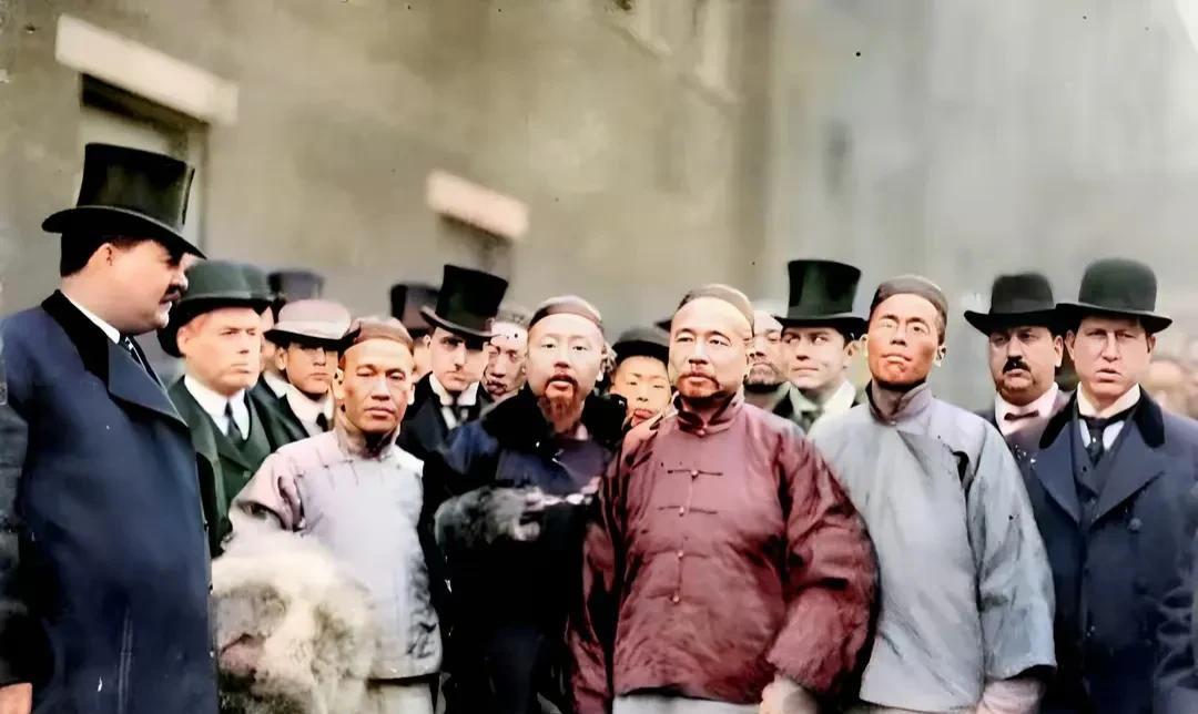 这是晚清时期，满清朝廷派出使团到访欧洲时的场景。照片中，清朝使臣们身穿马褂，个