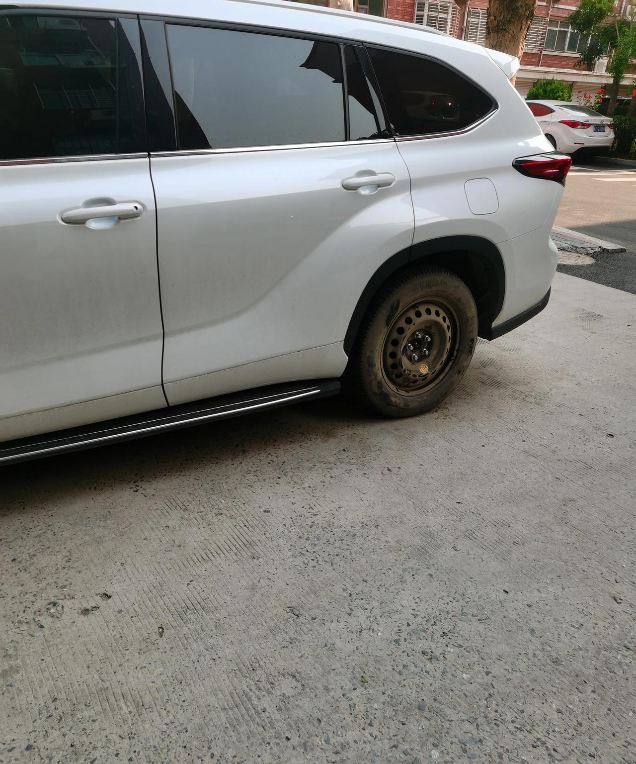 这汉兰达的非全尺寸备胎，难看至极了。平时吊在后车底盘下边。受潮湿的泥水，雪，雨的